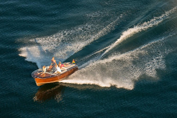 Wallhausen 0050-2012, Holzmotorboot in voller Fahrt