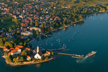 Wasserburg 0401-2012, Luftaufnahme Halbinsel mit Schiff vor der