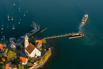Wasserburg 0404-2012, Luftaufnahme Halbinsel mit Schiff vor der
