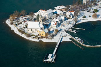 Wasserburg 0425-2013, Luftaufnahme Halbinsel mit Kirche im Winte