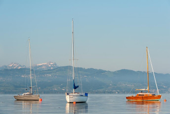 Wasserburg 0475-2013, Ankernde Segelboote vor der Alpenkulisse