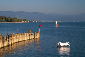 Wasserburg, Kunst und Wellenbrecher am Hafen