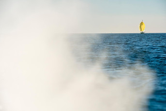 Bregenz 1287-2016, Abgaswolke und Segelboot
