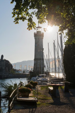 Lindau 1543-2016, Leuchtturm und Hafen im Gegenlicht