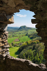 Singen 0071-2016 FS, Durchblick von Ruine Hohenkrähen zum Hohen