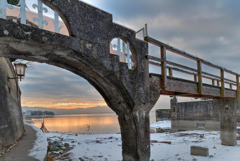 Wasserburg 0550-2016 HDR, Brücke zu Badehäuschen an Wintermorg