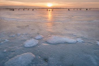 Hegne 1719-2017, Eisflaeche mit Schlittschuhlaeufern vor der Rei