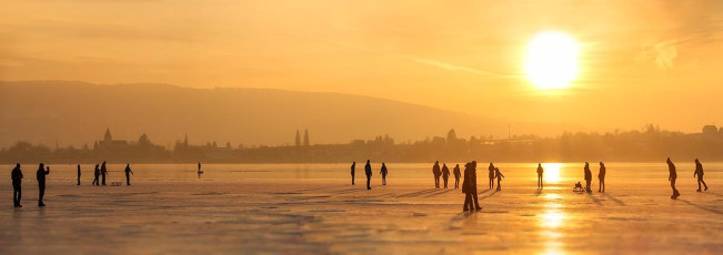 Hegne 1711-2017 PANO, Eislaeufer vor der Reichenau