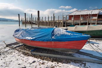 Allensbach 0368-2017, Winter am Hafen und eingeschneites Boot