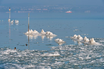 Muensterlingen 0056-2017, Eisschollen, Katamaran und Seezeichen