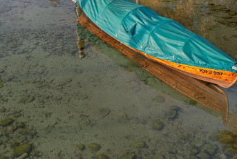 Allensbach 0054-2009, Ankerndes Boot und Wasserspiegelungen