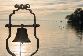 Bad Schachen 0066-2017, Glocke an der Schiffsanlegestelle