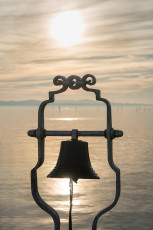 Bad Schachen 0069-2017, Glocke an der Schiffsanlegestelle