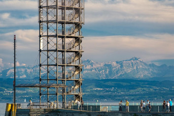 Friedrichshafen 1362-2017, Hafeneinfahrt mit Moleturm und Alpen