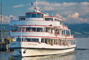 Friedrichshafen 1369-2017, Einlaufendes Schiff an der Hafeneinfa