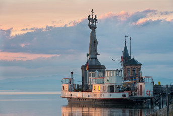 Konstanz 1295-2017, Hafeneinfahrt im Morgenrot