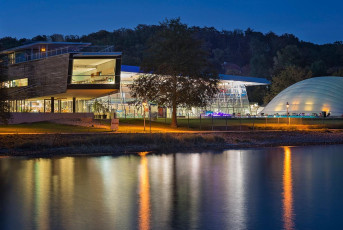 Konstanz 1507-2017, Bodensee-Therme bei Nacht