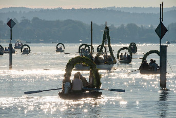 Moos 0293-2017, Mooser Wasserprozession im Gegenlicht