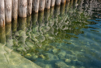 Steckborn 0135-2017, Wellenbrecher im Hafen mit Spiegelung