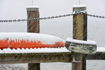 Überlingen 2530-2017, Steg am Nußdorfer Ufer im Schneegestöbe