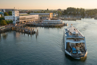 Friedrichshafen 1495-2018, Hafen mit Zeppelinmuseum und auslaufe