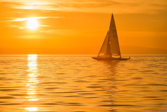 Friedrichshafen 1619-2018, Segelboot im Sonnenuntergang