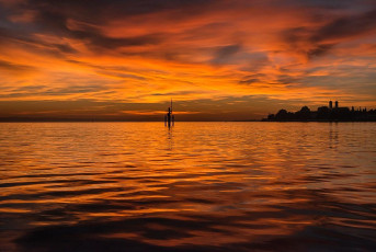 Friedrichshafen 1669-2018, Abendrot über Wasser und Schlosskirc