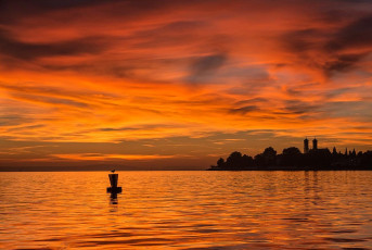Friedrichshafen 1678-2018, Abendrot über Wasser und Schlosskirc