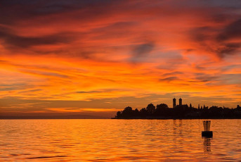 Friedrichshafen 1680-2018, Abendrot über Wasser und Schlosskirc
