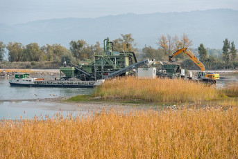 Fussach 0003-2018, Baggerschiff im Neuen Rheinkanal