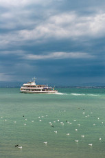 Hagnau 1036-2018, MS Konstanz und Moewen vor Unwetterfront