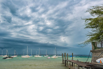 Hagnau 1068-2018, Steg Seestrasse und Boote vor Unwetterfront