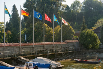 Mainau 1765-2018, Fahnen am Mainauhafen