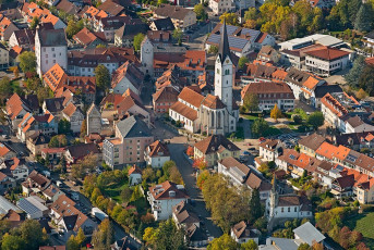 Markdorf 0778-2018, Luftaufnahme Ortsmitte mit Kirche St Nikolau