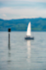 Nonnenhorn 0379-2018, Unscharfes Boot und Seezeichen