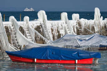 Romanshorn 0078-2018, Vereiste Molemauer und Boote im Inselihafe