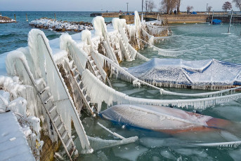 Romanshorn 0088-2018, Vereiste Molemauer und Boote im Inselihafe