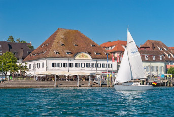 Überlingen 2822-2018, Greth und Segelboot vom Wasser aus