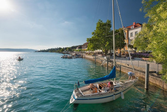 Überlingen 2892-2018, Segelboot vor der neugestalteten Promenad