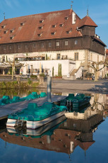 Konstanz 1632-2018, Katamaran und Leuchtturm an der Hafeneinfahr