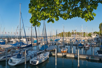 Friedrichshafen 1786-2019, Morgensonne auf Yachthafen und Schlos