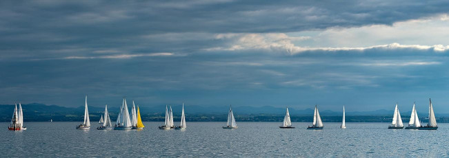 Friedrichshafen 1828-2019 PANO, Segelboote an Leuchtturm