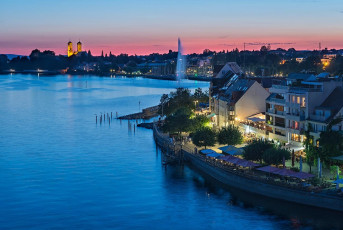 Friedrichshafen 1857-2019, Daemmerung ueber Schlosskirche und Pr