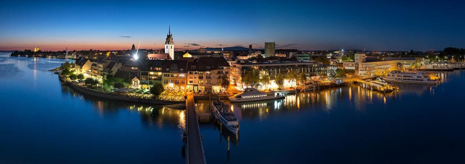 Friedrichshafen 1870-2019 PANO, Naechtlicher Blick auf Hafen und
