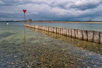 Gottlieben 0049-2019, Wellenbrecher und Seezeichen am Seerhein