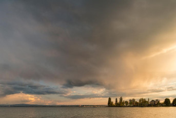 Immenstaad 1264-2019, Regenwolken über der Schiffslände
