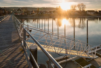 Iznang 0266-2019, Sonnenuntergang am winterlich leeren Hafen