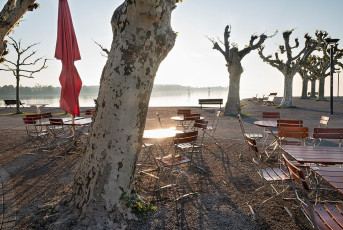 Konstanz 1775-2019, Restaurantbestuhlung im Gegenlicht