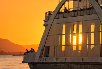 Meersburg 1818-2019, Einlaufende Faehre im Sonnenuntergang