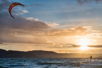 Reichenau 0935-2019, Kitesurfer im Wintersturm bei Sandseele